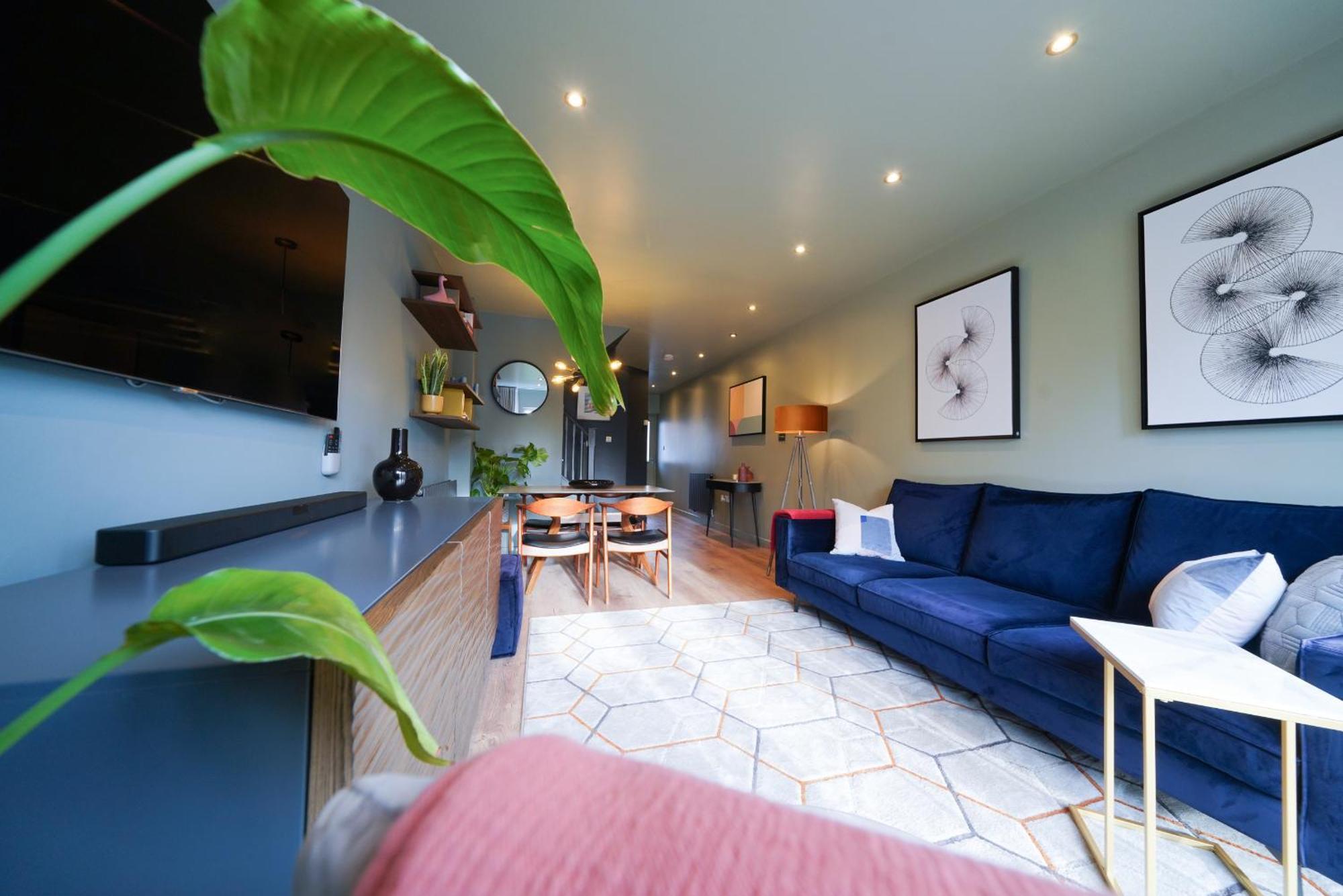 شقة Castle Townhouse Kenilworth - Private Parking - 24 Hr Gym Access - Town Centre الغرفة الصورة