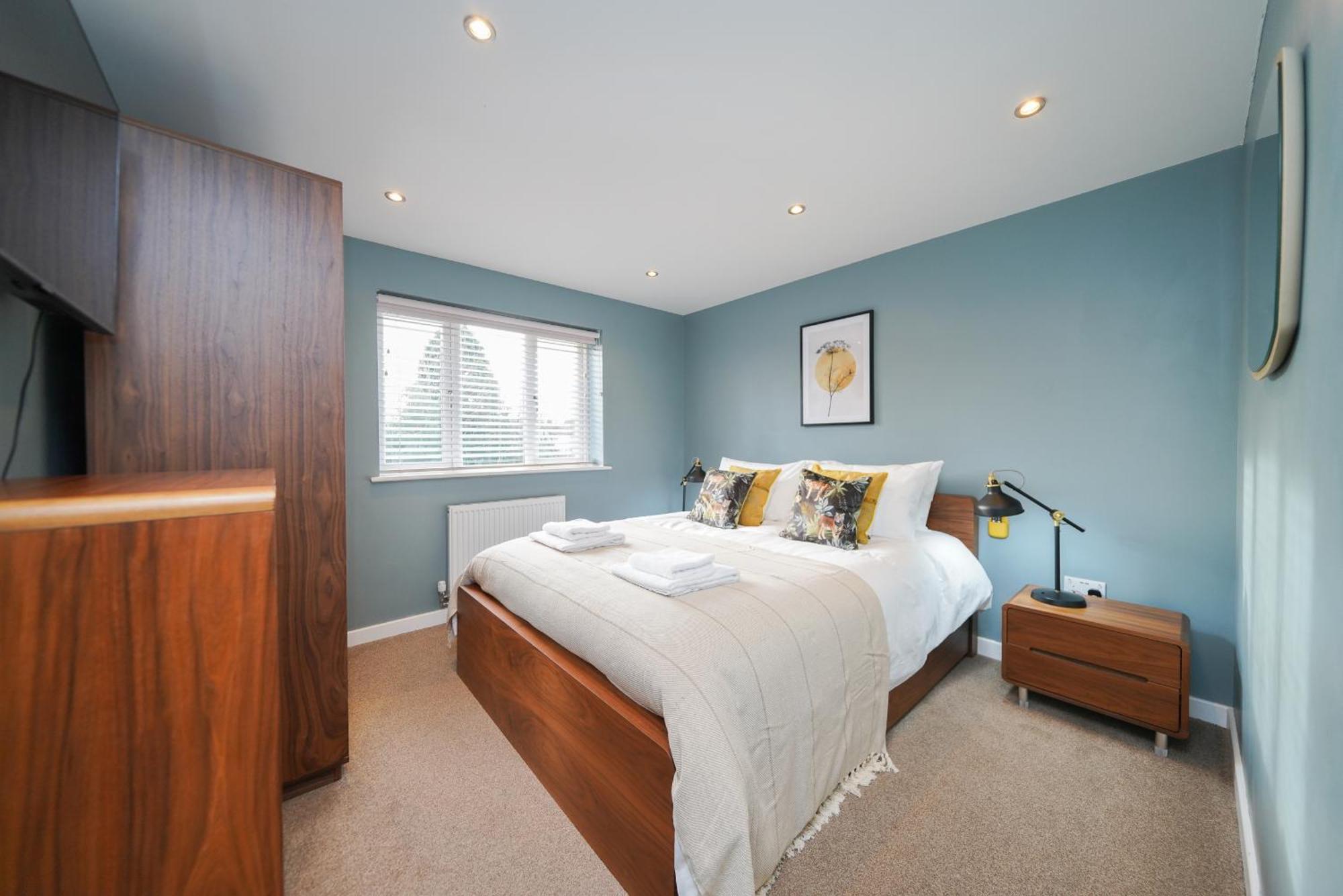 شقة Castle Townhouse Kenilworth - Private Parking - 24 Hr Gym Access - Town Centre الغرفة الصورة